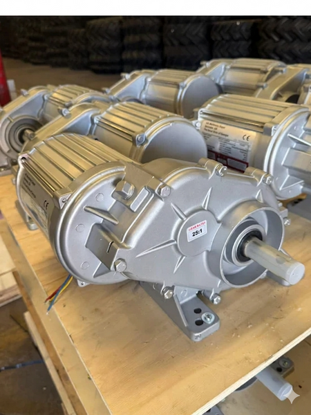 1.5 HP – 52:1 Ratio (34 RPM) Universal Center Drive Pivot Irrigation Motor - AG Machinery Depot